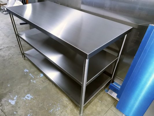 Las mesas de acero inoxidable con entrepaño optimizan tu espacio de trabajo